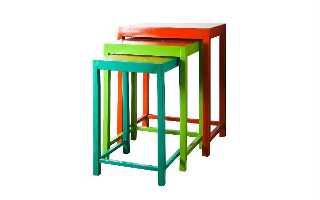 Aproveite para decorar a varanda com esse conjunto de mesas com base colorida? 6F Decorações para a Magnificent, R$ 2.700 (60 x 72 x 79 cm)