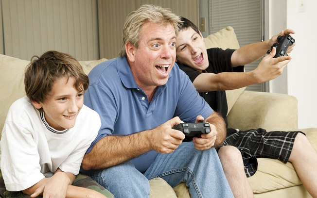 Jogar videogame: os adolescentes também têm muito que ensinar aos pais. Qualquer momento de lazer rende boas risadas e lembranças, mesmo que não ocorram com frequência