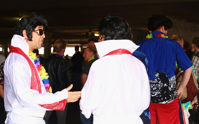 Fãs de Elvis escolheram a emblemática roupa branca do cantor e também suas camisas floridas para a cerimônia romântica