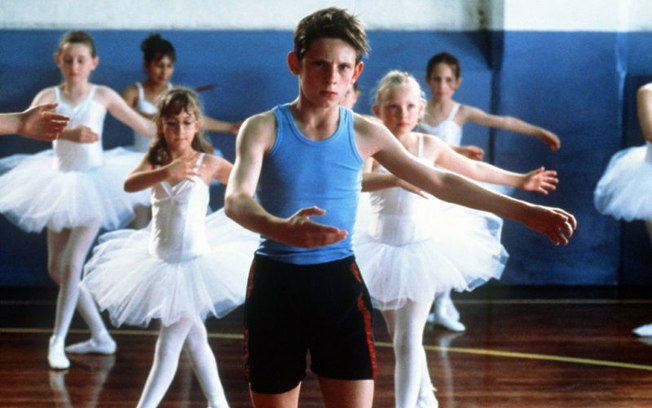 Em Billy Elliot (+12), menino descobre talento para o balé e vence aos poucos oposição do pai e do irmão. Mostra às crianças que não se deve ter vergonha de quem se é