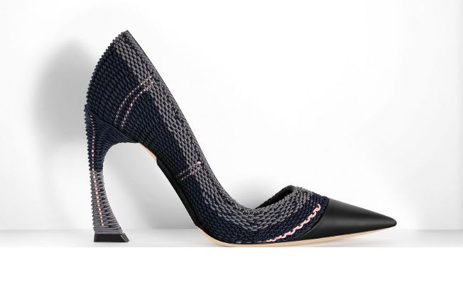 O sapato usado por Ito Ono: scarpin assimétrico com elásticos azul-marinho e cinza, trançado à mão, da Dior