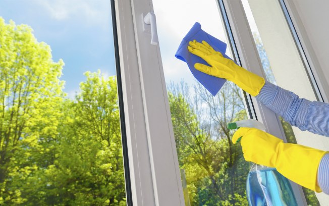 Limpar vidros no sol também pode gerar manchas por causa da secagem rápida. Prefira fazer o trabalho em dias nublados ou horários de calor ameno