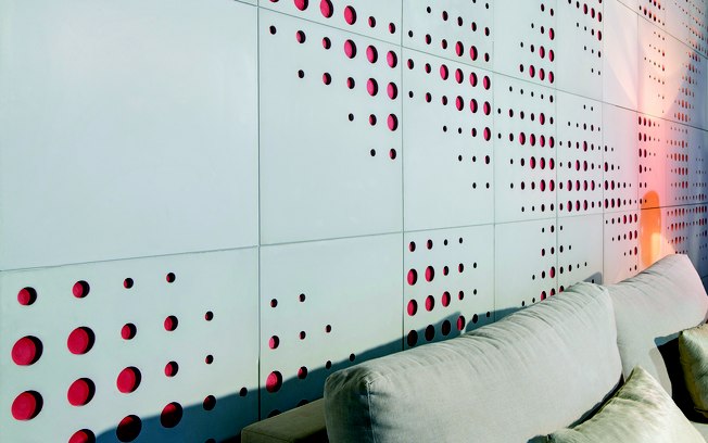 A placa de concreto Dot, da Castelatto, vem com círculos côncavos pigmentados, que trazem efeito cenográfico e de profundidade (50 x 50 cm)