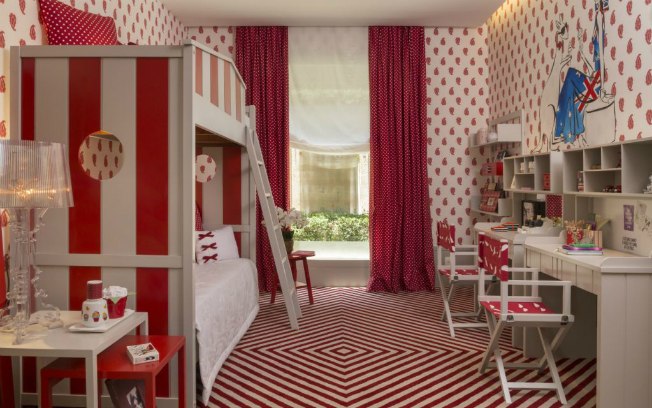 Zize Zink apostou no vermelho e branco para ousar na combinação de estampas neste quarto infantil da Quartos & Etc