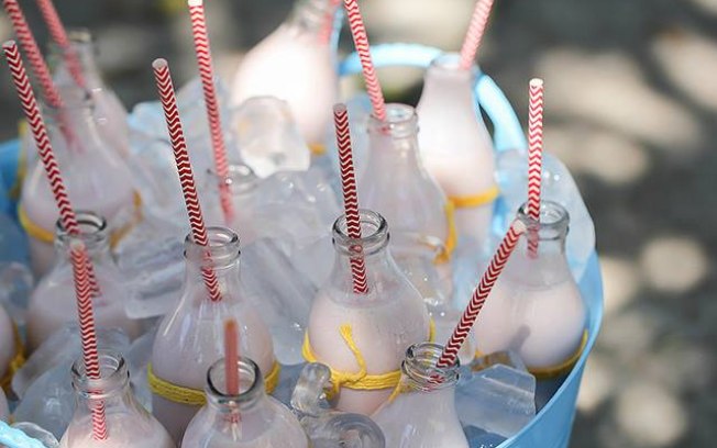 Iogurte em garrafas decoradas são um charme a mais na decoração. Só vale tomar o cuidado de trazer bastante gelo e baldes para manter as bebidas geladinhas