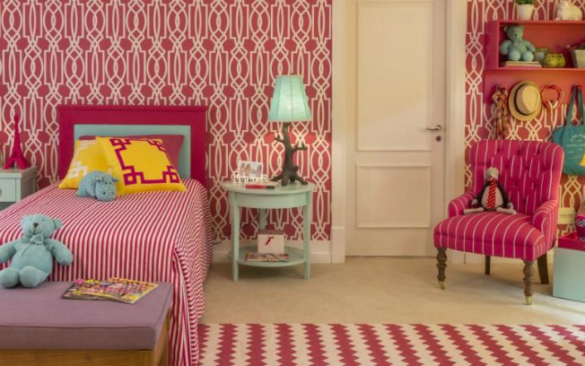 O pink serviu de base para o mix de estampas no quarto de adolescente projetado para a mostra da loja Quartos & Etc pelos arquitetos Luíz Otávio Debeus e Thiago Seferian