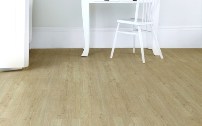 O piso vinílico AcquaFloor Clic é resistente à água e pode ser aplicado em cozinhas e banheiros