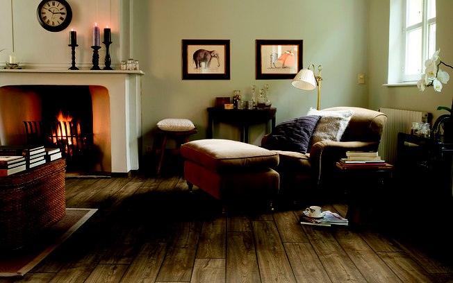 O piso laminado Impressive, da Quick-Step, imita madeira com perfeição e tem alta resistência à água