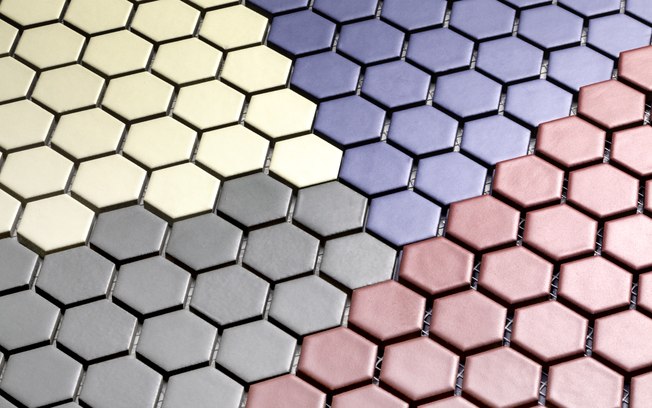 Placas de cerâmica impermeável, em formato hexagonal (2,5 x 2,5 cm), da linha Hexa, da Atlas