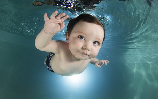 O fotógrafo americano Seth Casteel clicou bebês embaixo d’água e o resultado deu origem a um livro. A previsão de lançamento do título no Brasil é no 2º semestre