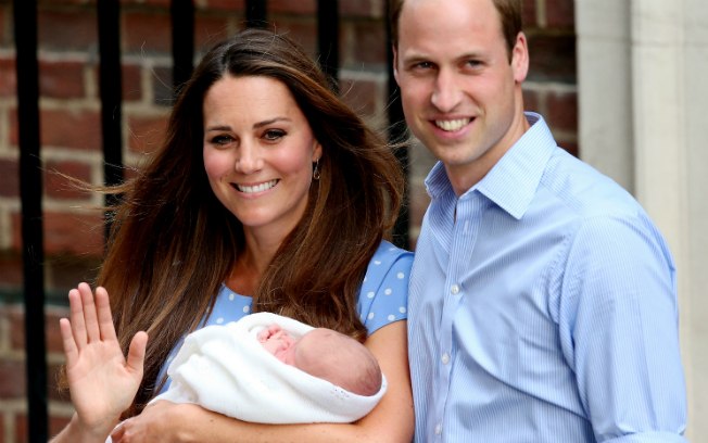 Kate Middleton e Príncipe William apresentam o bebê real