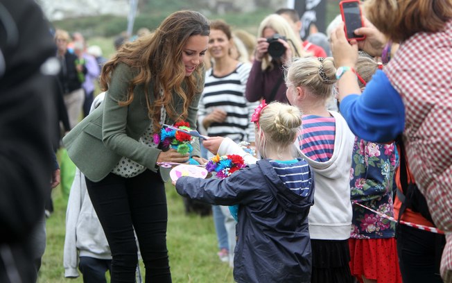 Kate Middleton faz primeira aparição pública oficial após dar à luz príncipe George