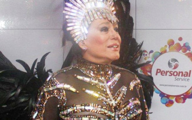 Susana usou uma fantasia com transparência para o desfile da Grande Rio no Carnaval de 2013 e acabou 'pagando peitinho'