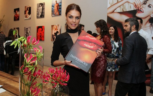 Paloma Bernardi na noite de autógrafos do livro Impressões