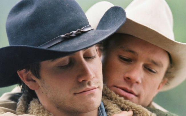 Dramático e carregado de erotismo, ‘O Segredo de Brokeback Mountain’ acompanha o relacionamento de 18 anos entre dois vaqueiros que se apaixonam 