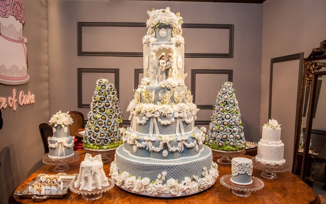 O bolo decorado da Piece of Cake prima pelos detalhes. Os noivinhos de porcelana no topo dão um toque vintage