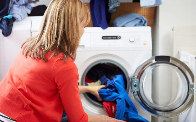 Ao invés de lavar roupas delicadas separadamente e gastar mais água e produtos, coloque-as dentro de um saco protetor e lave junto com as demais