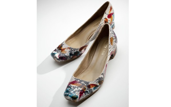 Este sapato colorido de bico quadrado também é um modelo da Lizzy Kahl. Preço sob consulta