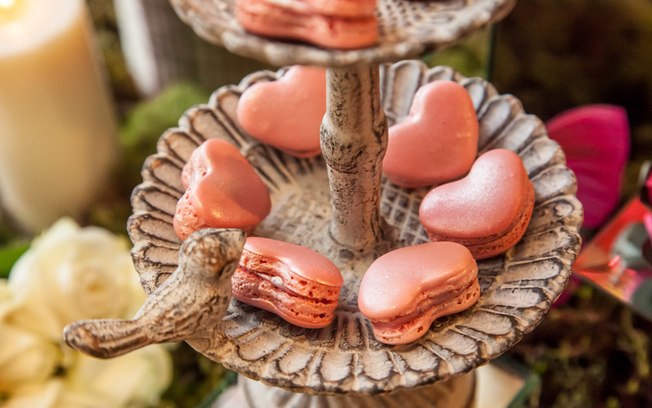 Para celebrar o amor, minimacarons em formato de coração (Pitaya)