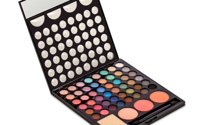 O kit de maquiagem da Vult tem 48 tons de sombras, três cores de blush e um pó iluminador. Perfeito para quem adora cores na maquiagem. R$ 75