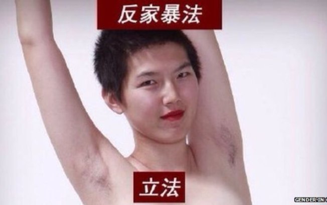 A ativista Li postou foto seminua em defesa dos pelos nas axilas
