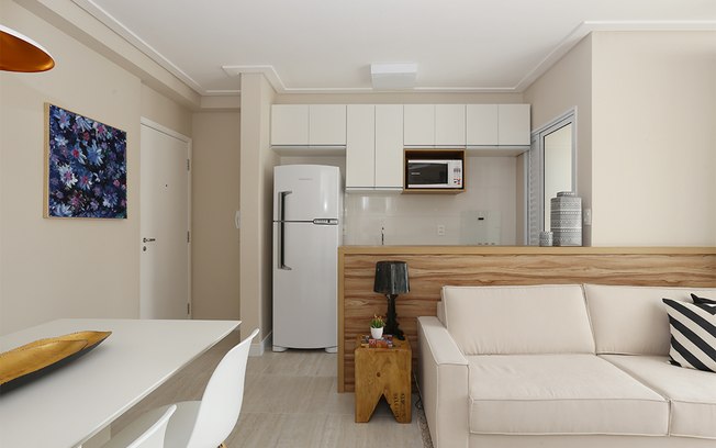Para criar maior espaço de circulação na cozinha, Márcio Campos optou por posicionar todos os móveis de um mesmo lado (exceto a bancada de madeira que faz a divisão com a sala). As paredes serviram de base para armários 