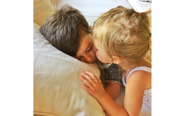 Gisele Bündchen também entrou no clima familiar depois de publicar em seu Facebook uma foto do beijo carinhoso dos filhos Benjamin e Vivian