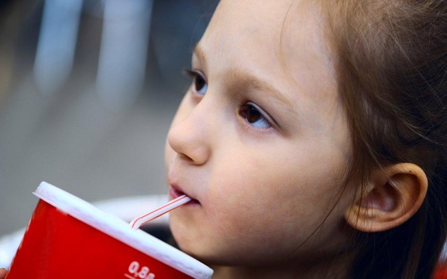 Versões diet, light e zero de refrigerantes são especialmente prejudiciais para as crianças devido à presença de adoçantes como aspartame e ciclamato de sódio 