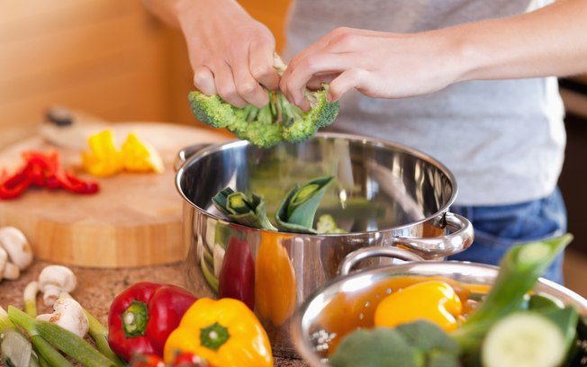 Depois de cortados, verduras, frutas e vegetais também devem subir para as prateleiras mais centrais, ainda que bem embalados