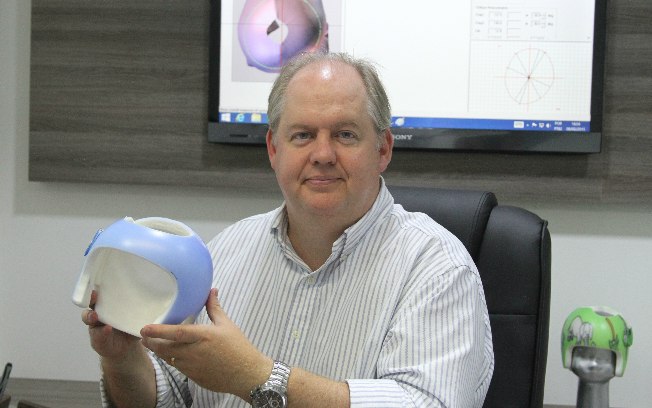 Gerd Schreen, médico especialista em assimetria craniana, da clínica Heads