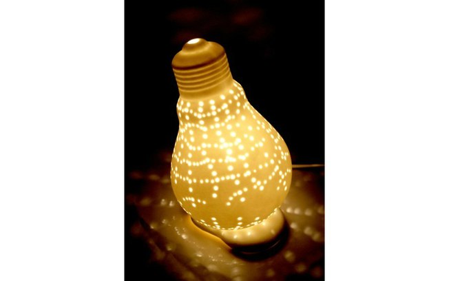 A charmosa luminária ‘Lâmpada’ é produzida com cerâmica translúcida e vendida por R$ 69 na loja Varanda
