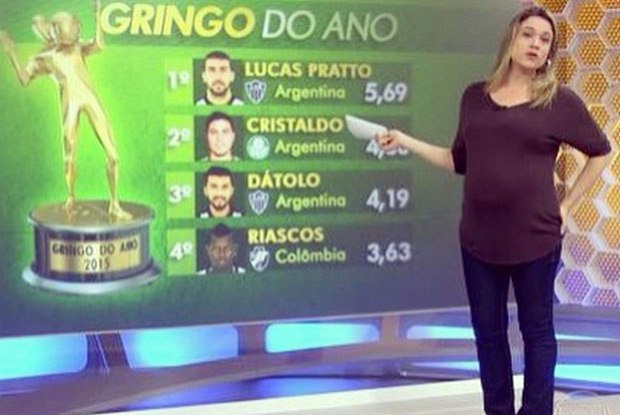 Fernanda Gentil se diverte com posição 'estranha' durante apresentação do Globo Esporte do Rio de Janeiro