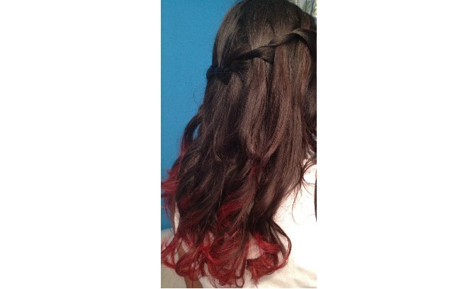 Pontinhas bem vermelhas num cabelo encaracolado