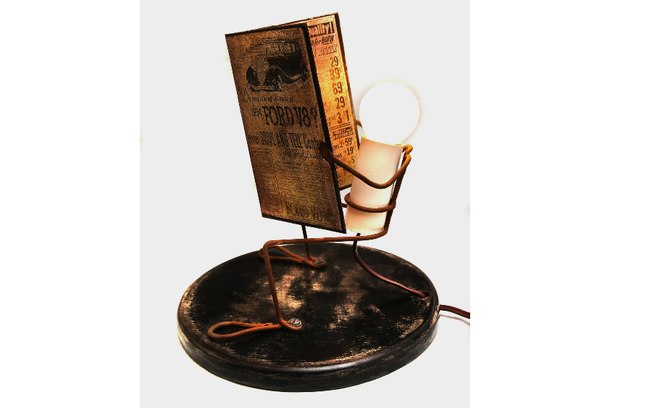 A esperta lâmpada da luminária ‘Abajourt’ tem estrutura metálica e é vendida na Mercatto Casa por R$ 438