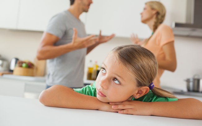 Brigar com o cônjuge na frente dos filhos: presenciar discussões entristece especialmente os menores. Em suas fantasias, eles são os culpados pelas brigas