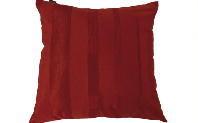 Uma boa composição para tecidos florais é a almofada vermelha Veneza (41 x 41 cm). Meu Móvel de Madeira, R$ 39