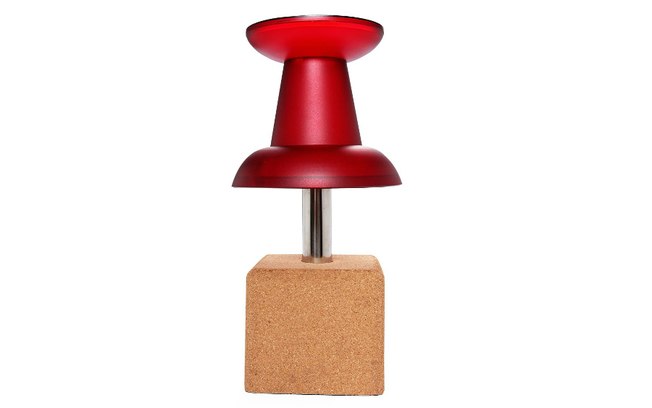 A luminária ‘Pin’ parece um alfinete espetado em uma cortiça. O produto divertido é vendido na Imaginarium por R$ 199,91
