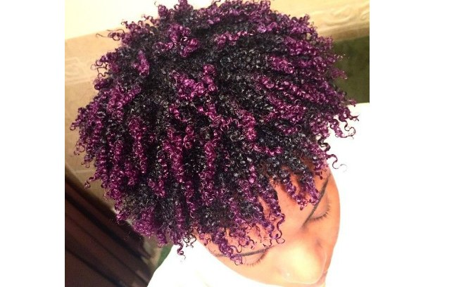 O efeito colorido nos cabelos afro é muito bonito