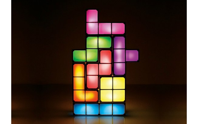 O divertido jogo 'Tetris' é revivido na luminária da Casa Louca. O produto com LED funciona também com as peças separadas. Custa R$ 359,90