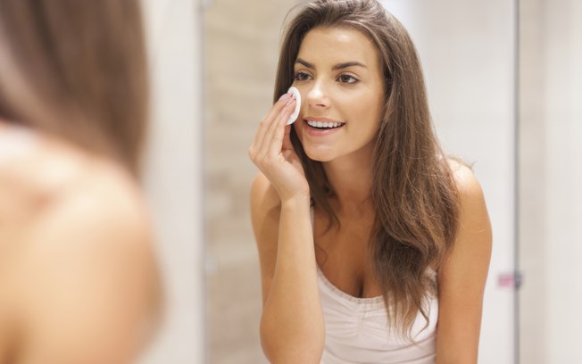 Cuide do rosto diariamente – Limpe, passe adstringente e hidratante com calma, sentindo sua pele. Mais do que cuidar da estética, você fica em contato consigo
