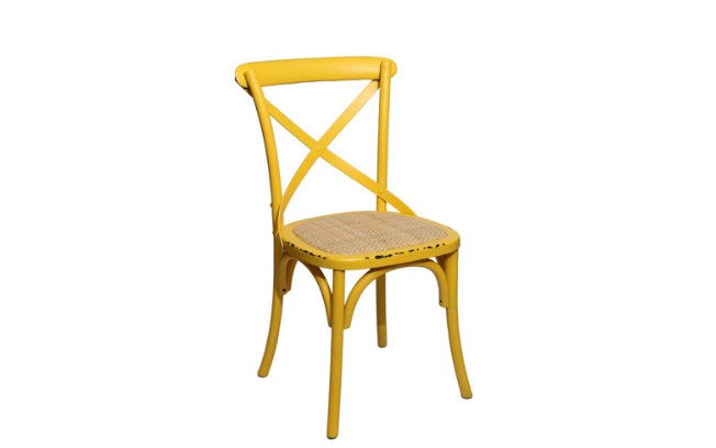 Cadeira de madeira “Cross Colorful”: de R$ 1.331,10 por R$ 665 no Espaço Til 