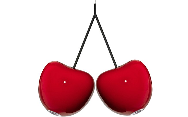O lustre ‘Cherry’ é produzido com vidro soprado pela designer Nika Zupanc. Vendido por R$ 23.077 na La Lamp