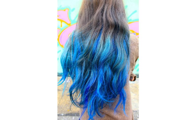 Um azul bem forte em boa parte do cabelo é um visual ousado