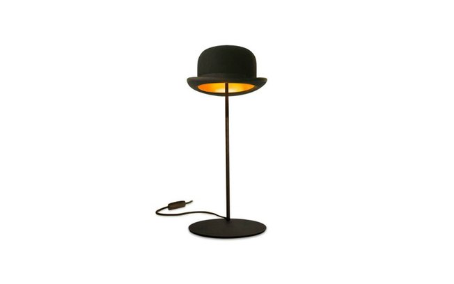O abajur ‘Chapéu’ vendido na Coisas da Dóris parece o modelo coco usado por Chaplin. A cúpula (chapéu) pode ser inclinada. Custa R$ 1.050