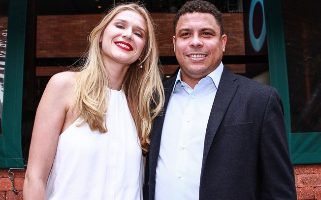 Ronaldo e a namorada Celina Locks em evento em São Paulo