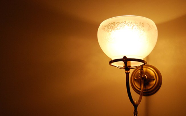 Luminárias e abajures próximos ao nosso alcance recebem mais atenção do que as lâmpadas no teto. Mas tente não se esquecer de limpar as superfícies de proteção dessas lâmpadas ao menos uma vez por mês