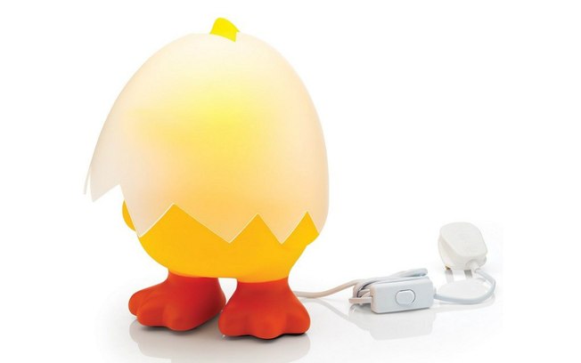 A luminária ‘Patinho B Duck’ traz uma estética lúdica ao ambiente (pode ser usada sem a casca também). Vendida por R$ 239,90 no O Segredo do Vitório