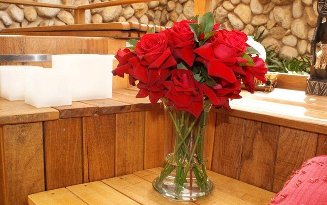 O arranjo de rosas vermelhas pode ser usado tanto em quartos como salas. Aproveite os cantinhos românticos para colocar as flores