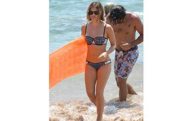 Lucy Hale, protagonista da série adolescente Pretty Little Liars, exibe modelo da Triangl enquanto passeia pela praia 