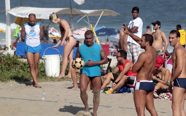 Romário e a namorada Dixie Pratt aproveitaram o sol no Rio para curtir uma praia